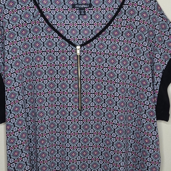 Roz & Ali | V-Neck Medallion Short Sleeve Top with Gold Zipper Detail Size 2X - Picture 2 of 5